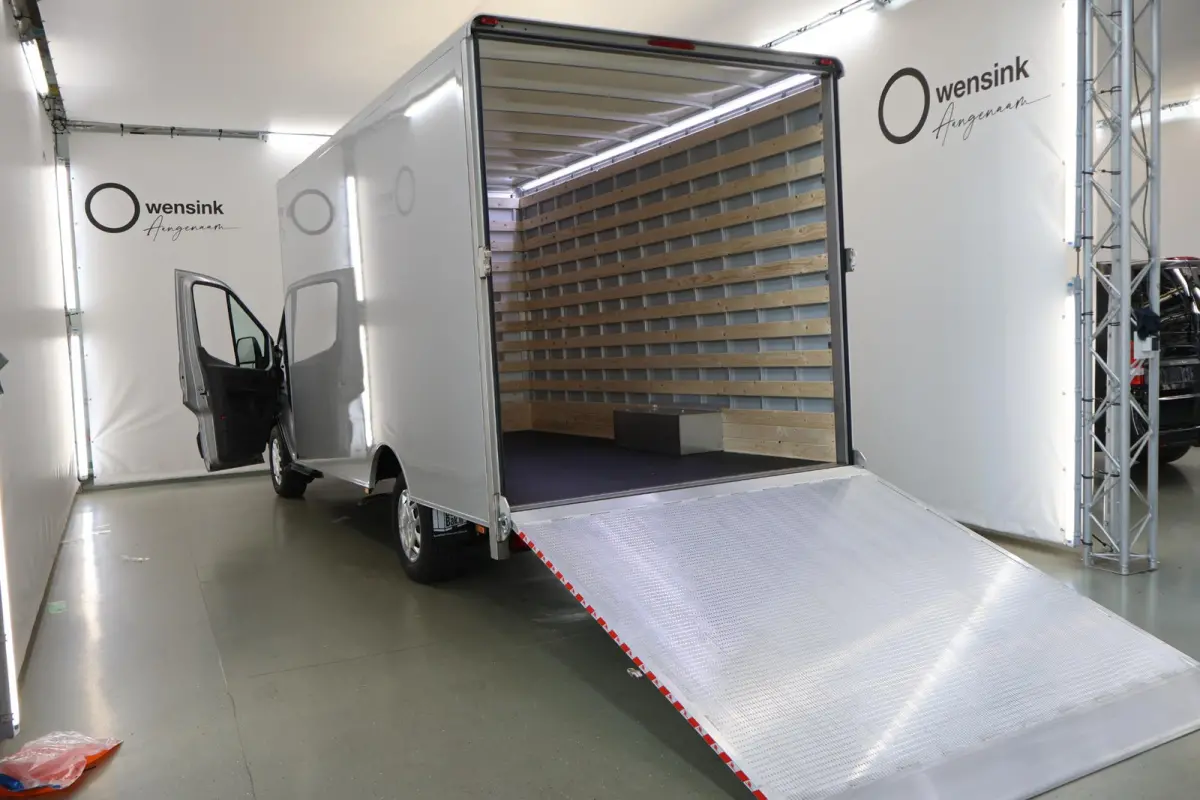 350 2.0 TDCI L4H1 Trend Skeletal | Uit voorraad leverbaar | Karhof Gesloten Bak + Overloopklep | Kenteken 2024 | Bluetooth | Cruise Control | Voorruitverwarming | Laadvermogen 1200KG + |