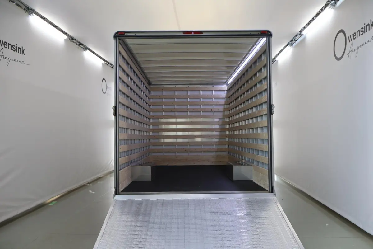 350 2.0 TDCI L4H1 Trend Skeletal | Uit voorraad leverbaar | Karhof Gesloten Bak + Overloopklep | Kenteken 2024 | Bluetooth | Cruise Control | Voorruitverwarming | Laadvermogen 1200KG + |