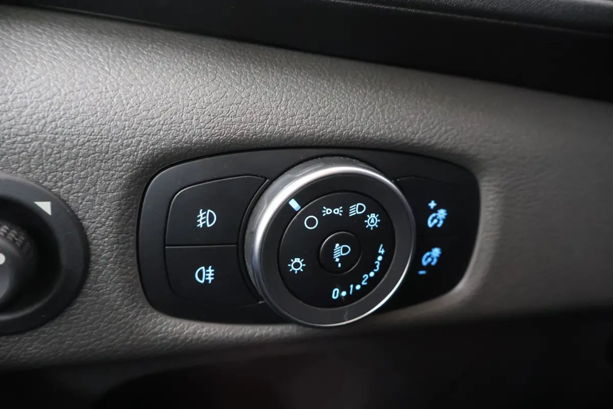 350 2.0 TDCI L4H1 Trend Skeletal | Uit voorraad leverbaar | Karhof Gesloten Bak + Overloopklep | Kenteken 2024 | Bluetooth | Cruise Control | Voorruitverwarming | Laadvermogen 1200KG + |