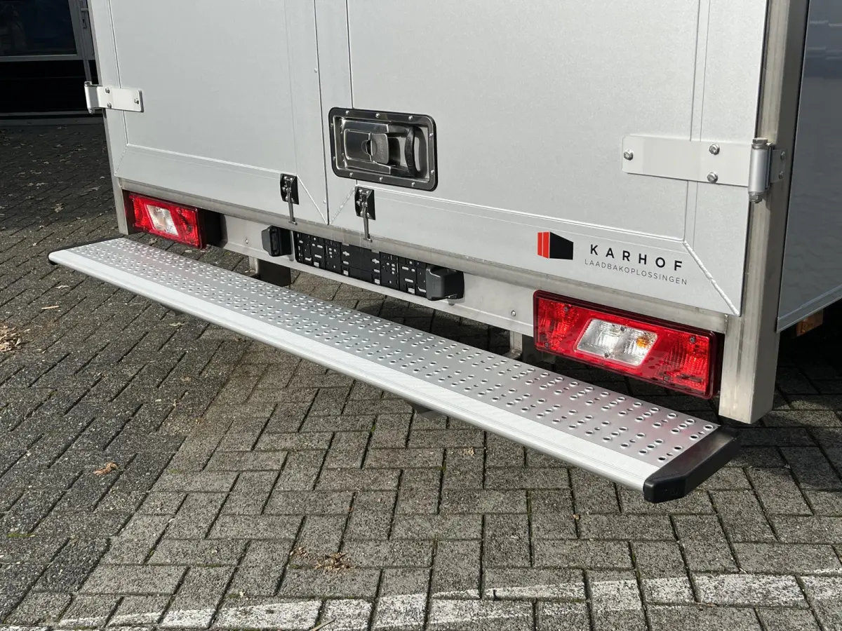350 170pk L4H1 Bakwagen! Airco / Cruise control / Karhof Gesloten Bak + Deuren /  Bluetooth / Voorruitverwa. / DAB+ /  LAADVERMOGEN 1303 KG / BPM VRIJ!