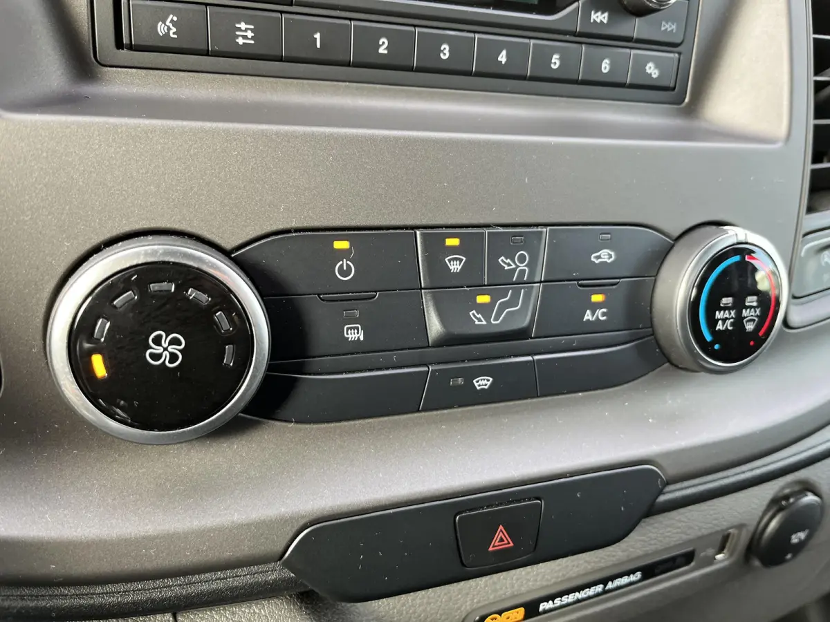 350 170pk L4H1 Bakwagen! Airco / Cruise control / Karhof Gesloten Bak + Deuren /  Bluetooth / Voorruitverwa. / DAB+ /  LAADVERMOGEN 1303 KG / BPM VRIJ!