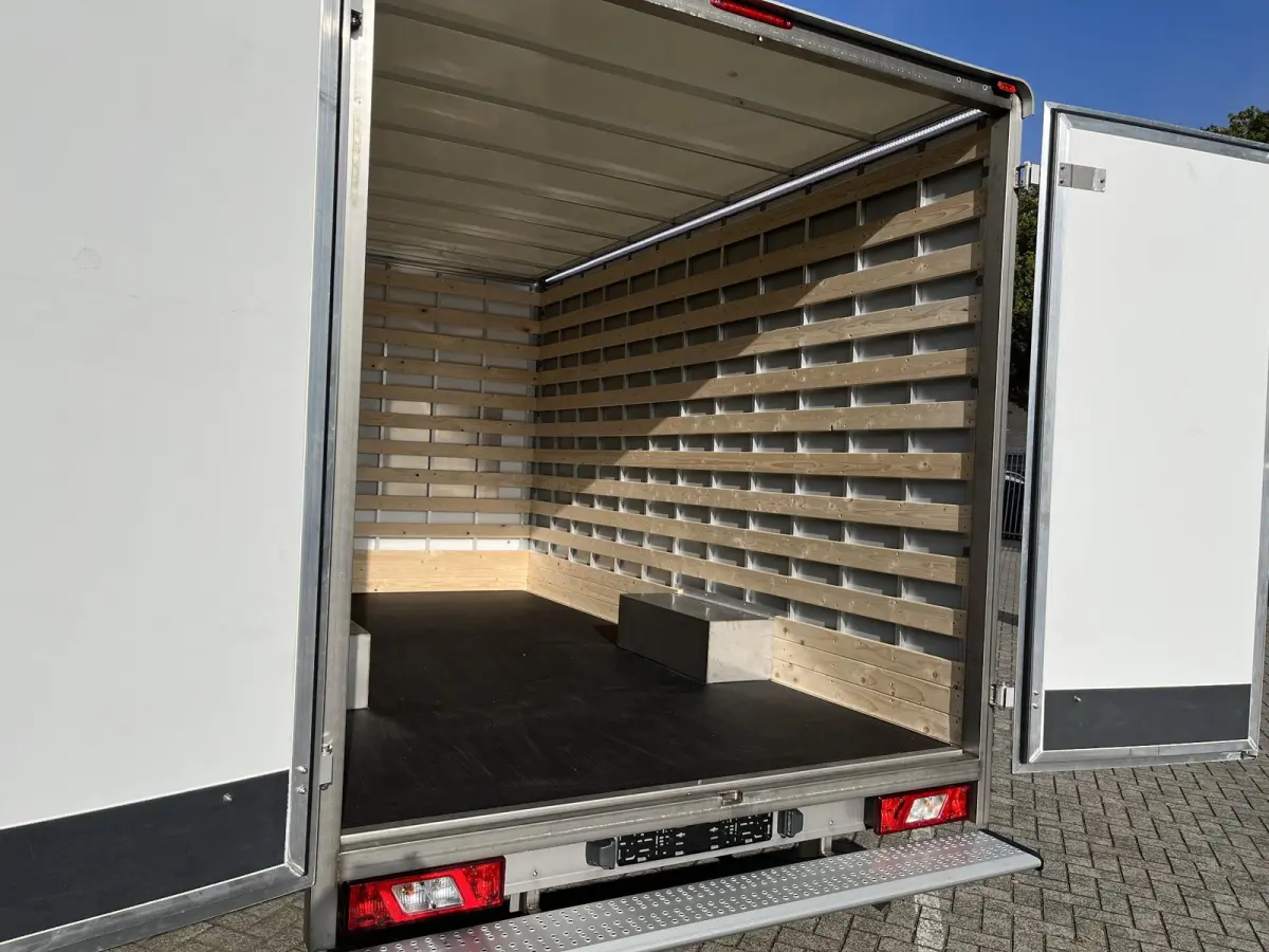 350 170pk L4H1 Bakwagen! Airco / Cruise control / Karhof Gesloten Bak + Deuren /  Bluetooth / Voorruitverwa. / DAB+ /  LAADVERMOGEN 1303 KG / BPM VRIJ!