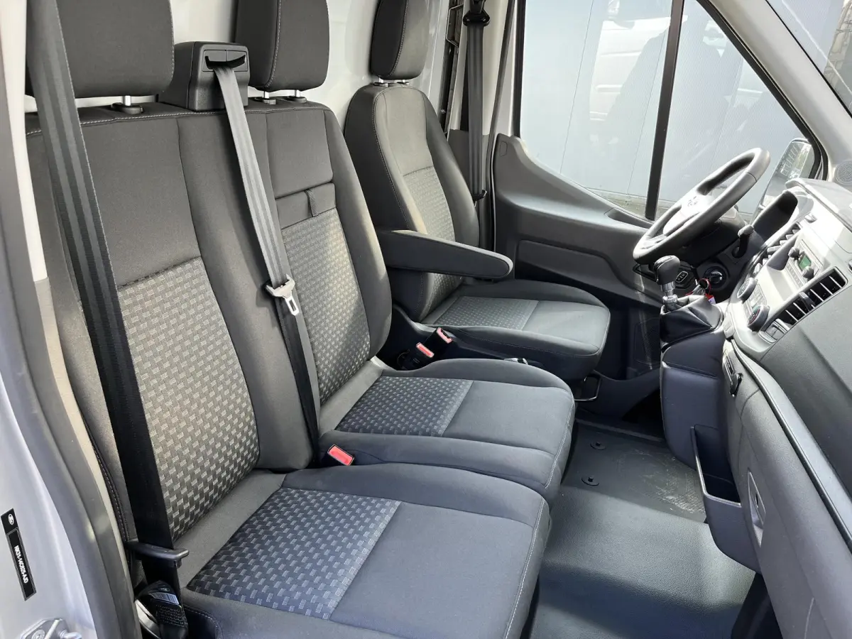350 170pk L4H1 Bakwagen! Airco / Cruise control / Karhof Gesloten Bak + Deuren /  Bluetooth / Voorruitverwa. / DAB+ /  LAADVERMOGEN 1303 KG / BPM VRIJ!