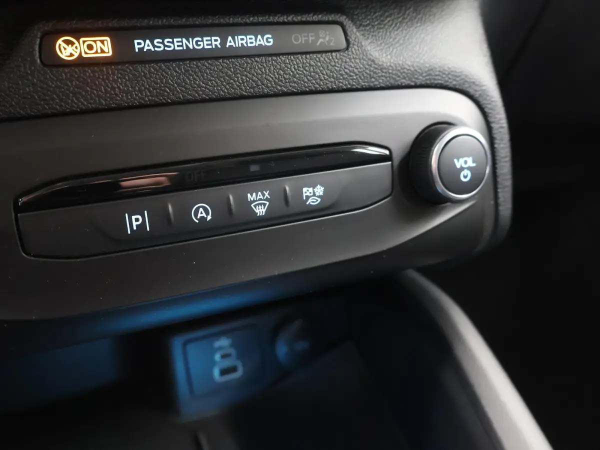 1.0 EcoBoost Hybrid Titanium | Winterpakket | Navigatie | Climate Control | Parkeersensoren | Cruise Control |