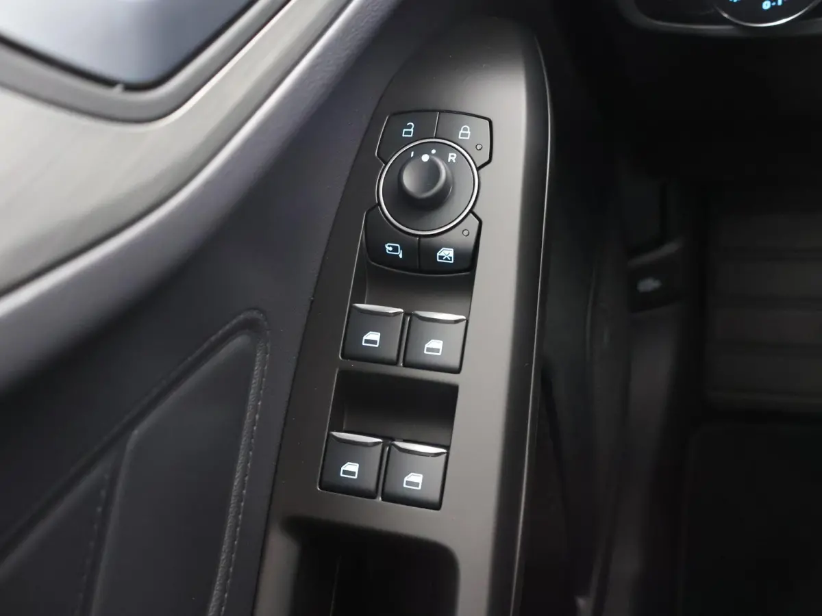 1.0 EcoBoost Hybrid Titanium | Winterpakket | Navigatie | Climate Control | Parkeersensoren | Cruise Control |
