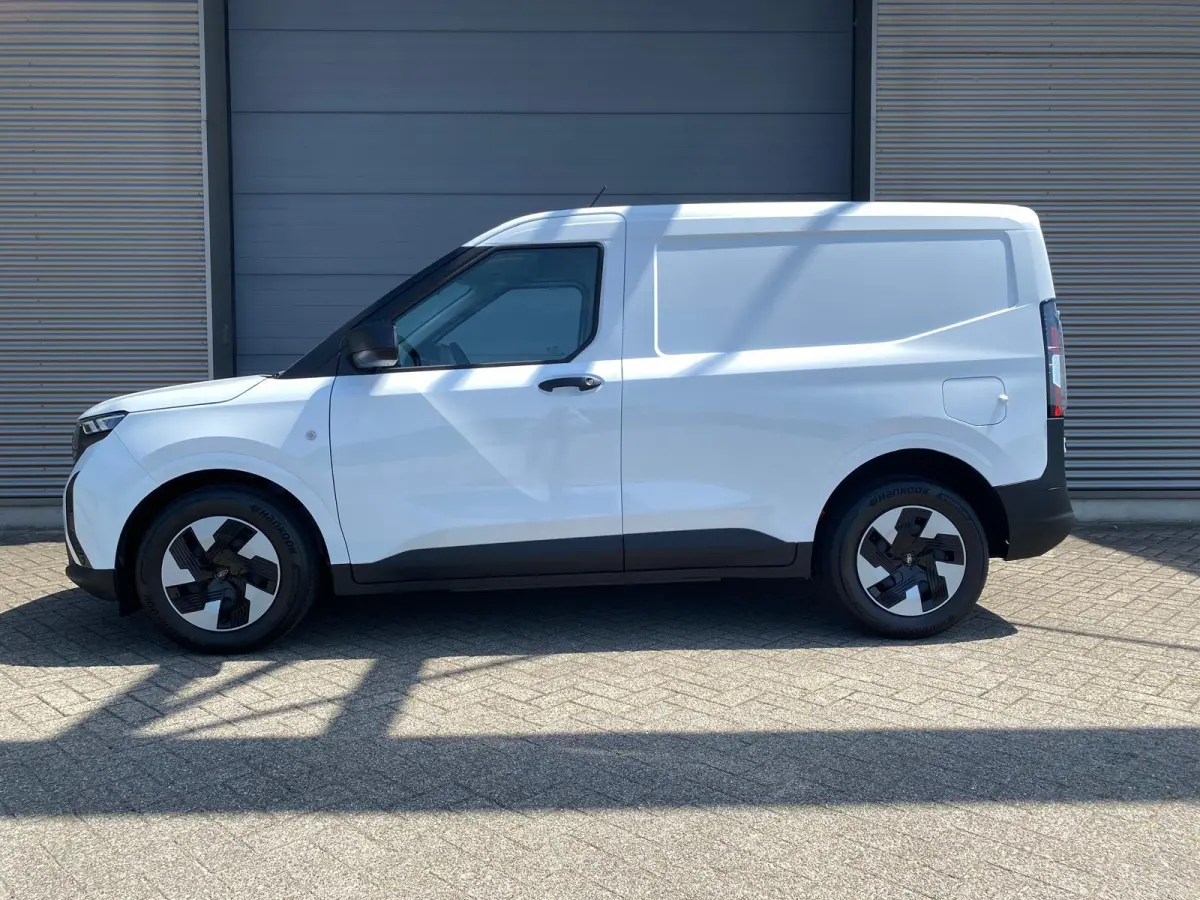 Trend 44 kWh 136PK | Climate Control | Parkeersensoren | Parkeercamera | Bluetooth | DAB | radio, Apple Carplay en Adroid Auto | Trekhaak |