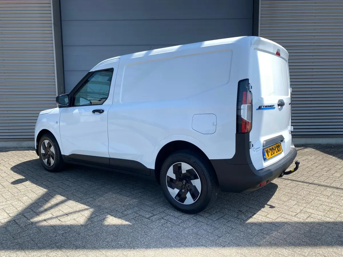 Trend 44 kWh 136PK | Climate Control | Parkeersensoren | Parkeercamera | Bluetooth | DAB | radio, Apple Carplay en Adroid Auto | Trekhaak |