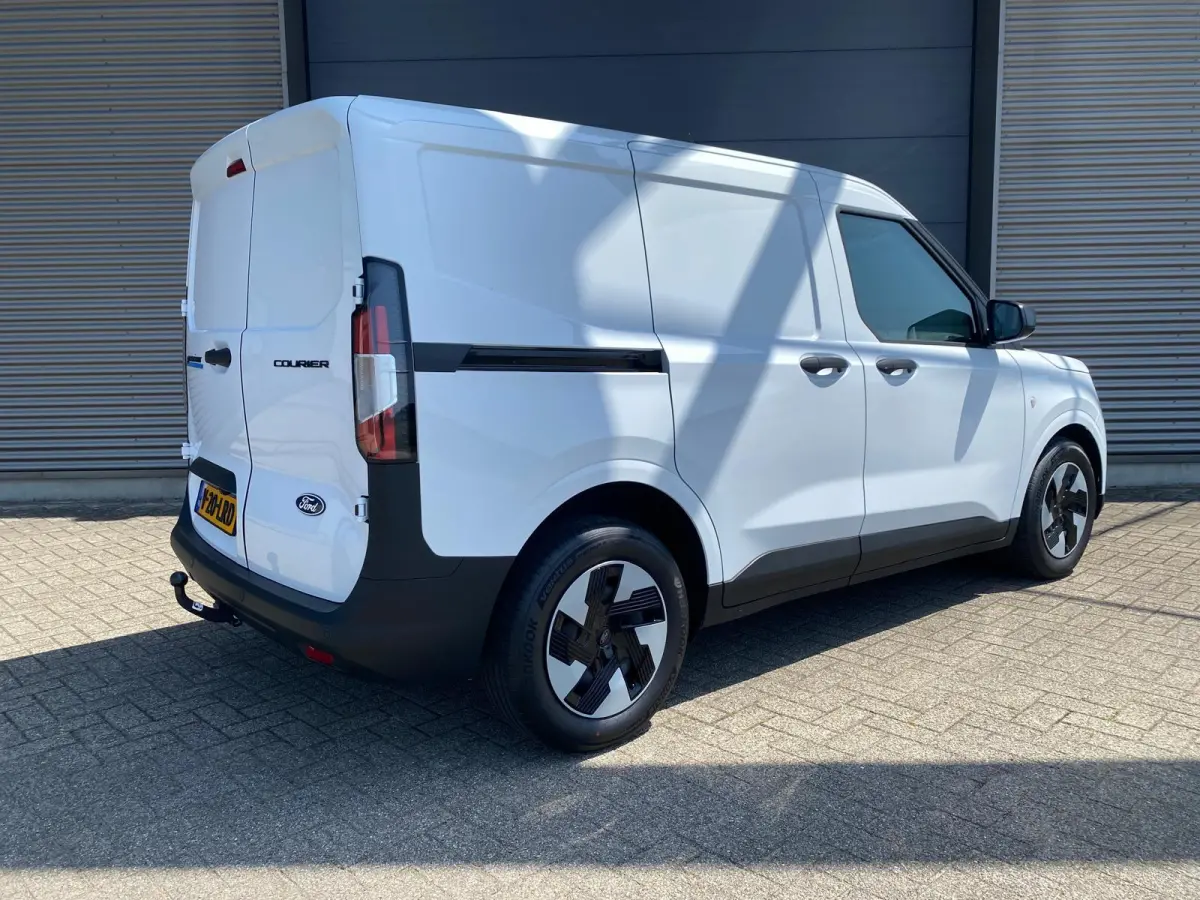 Trend 44 kWh 136PK | Climate Control | Parkeersensoren | Parkeercamera | Bluetooth | DAB | radio, Apple Carplay en Adroid Auto | Trekhaak |