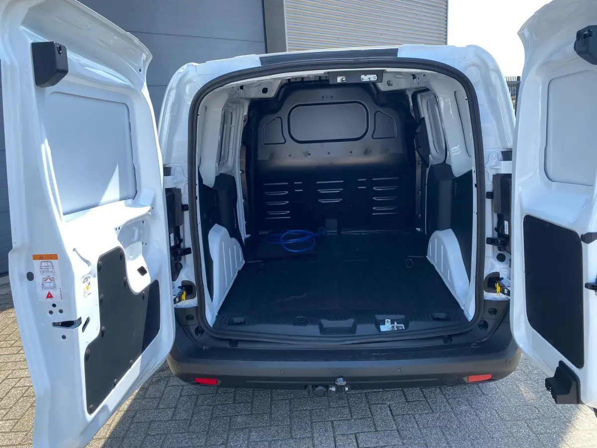 Trend 44 kWh 136PK | Climate Control | Parkeersensoren | Parkeercamera | Bluetooth | DAB | radio, Apple Carplay en Adroid Auto | Trekhaak |