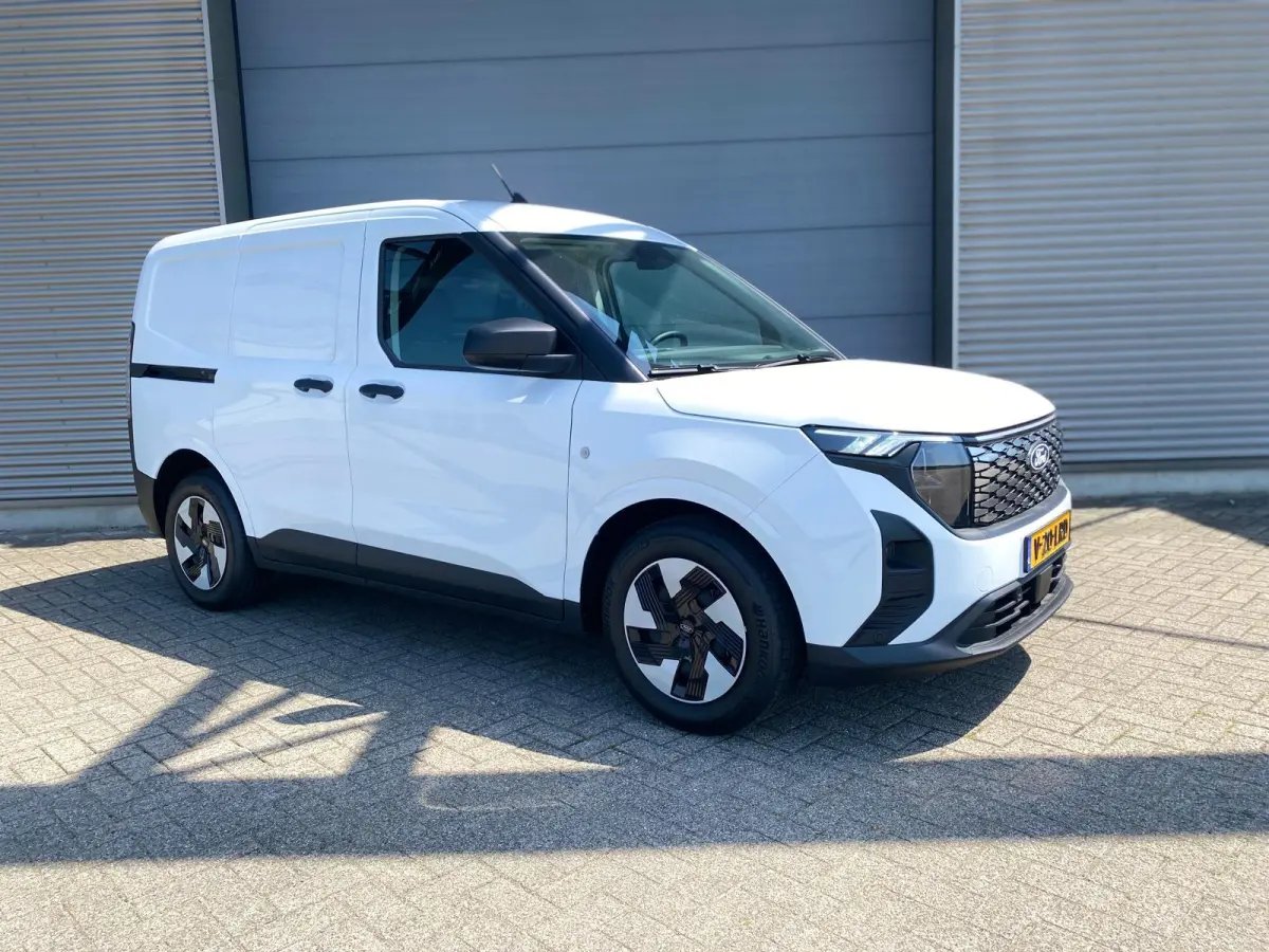 Trend 44 kWh 136PK | Climate Control | Parkeersensoren | Parkeercamera | Bluetooth | DAB | radio, Apple Carplay en Adroid Auto | Trekhaak |