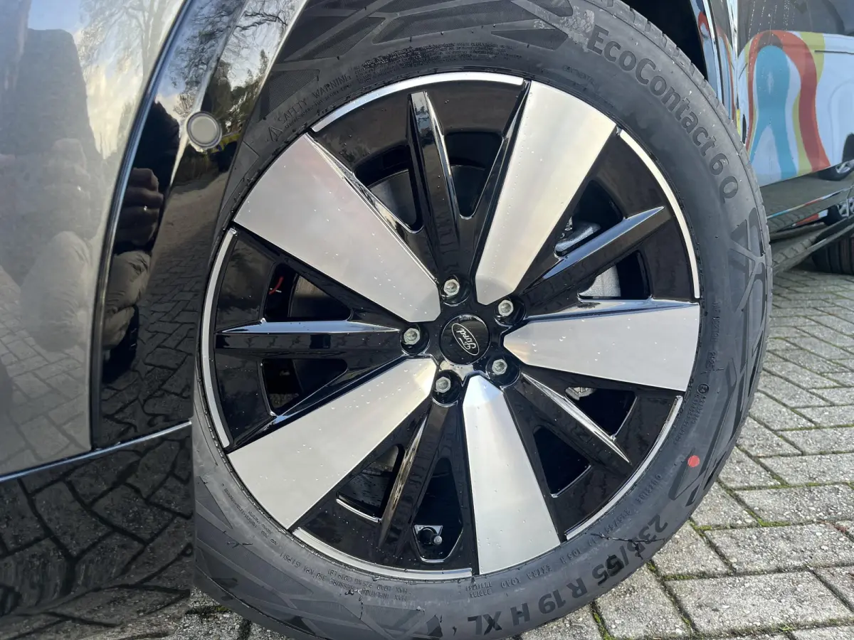 Extended Range RWD 77 kWh | Achteruitrijcamera | Stoel & Stuurverwarming | Apple & Android ondersteuning