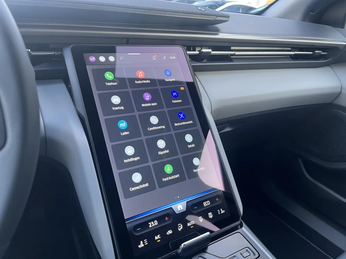 Extended Range RWD 77 kWh | Achteruitrijcamera | Stoel & Stuurverwarming | Apple & Android ondersteuning