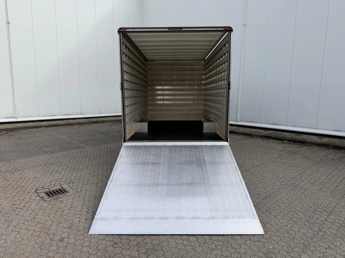 350 2.0 TDCI L4H1 Trend Bakwagen | Uit voorraad leverbaar | Karhof Gesloten bak + Overloopklep Kenteken 2024 | Bluetooth | Cruise Control | Voorruitverwarming | Laadvermogen 1200KG + |