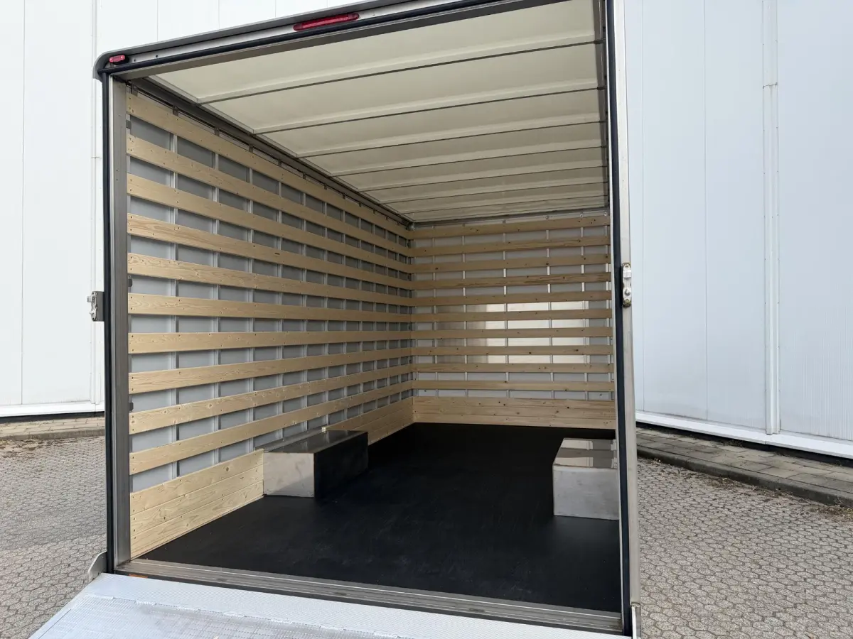 350 2.0 TDCI L4H1 Trend Bakwagen | Uit voorraad leverbaar | Karhof Gesloten bak + Overloopklep Kenteken 2024 | Bluetooth | Cruise Control | Voorruitverwarming | Laadvermogen 1200KG + |
