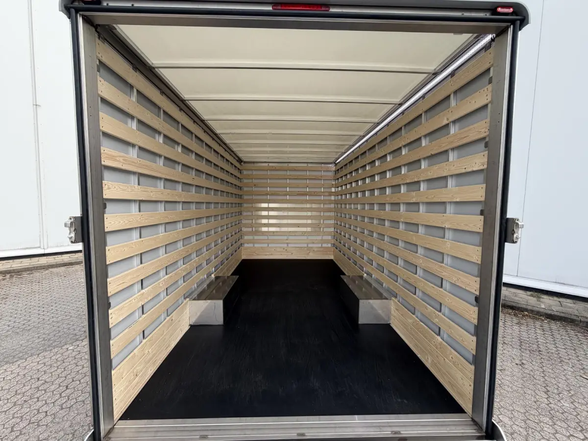 350 2.0 TDCI L4H1 Trend Bakwagen | Uit voorraad leverbaar | Karhof Gesloten bak + Overloopklep Kenteken 2024 | Bluetooth | Cruise Control | Voorruitverwarming | Laadvermogen 1200KG + |