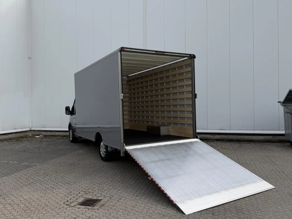 350 2.0 TDCI L4H1 Trend Bakwagen | Uit voorraad leverbaar | Karhof Gesloten bak + Overloopklep Kenteken 2024 | Bluetooth | Cruise Control | Voorruitverwarming | Laadvermogen 1200KG + |