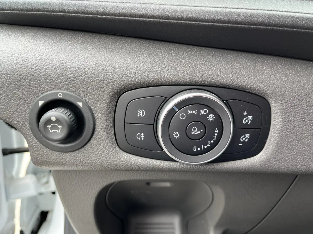 350 2.0 TDCI L4H1 Trend Bakwagen | Karhof Opbouw Gesloten Deuren | BPM Voordeel | Cruise Control | Voorruitverwarming | Laadvermogen 1303 KG | Sync4 |