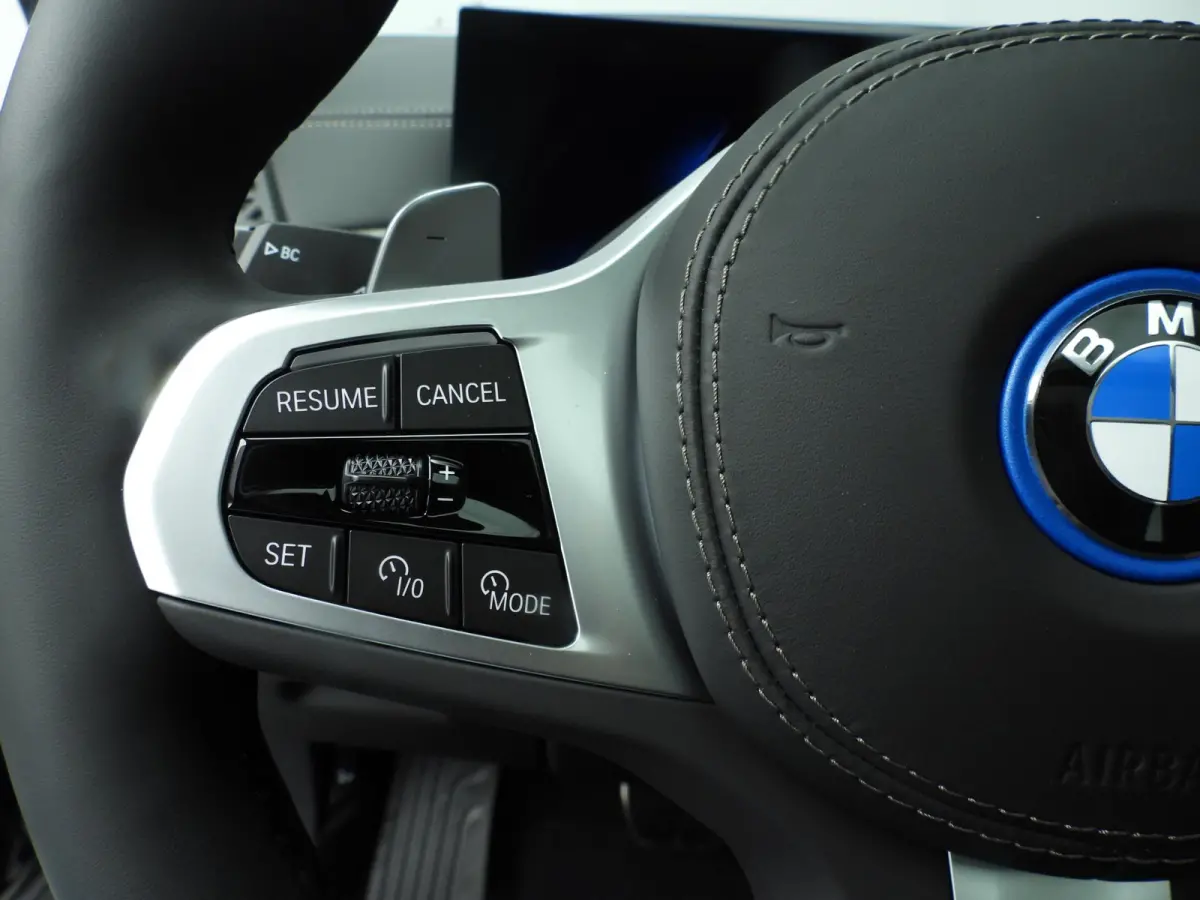 xDrive50e | M-Sportpakket | LED | Leder | HUD | Active cruise | Trekhaak | Schuifdak | Comfortzetels | DAB | Harman-kardon sound | Alu 22 inch