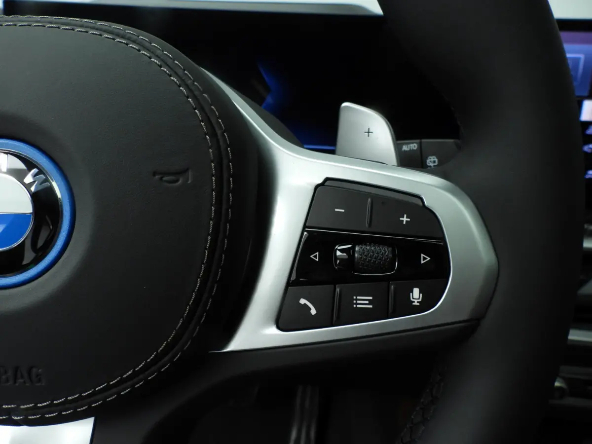 xDrive50e | M-Sportpakket | LED | Leder | HUD | Active cruise | Trekhaak | Schuifdak | Comfortzetels | DAB | Harman-kardon sound | Alu 22 inch