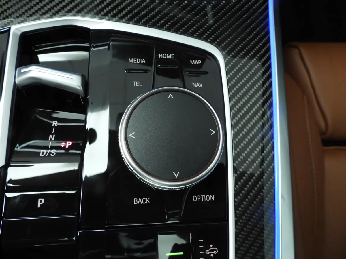 xDrive50e | M-Sportpakket | LED | Leder | HUD | Active cruise | Trekhaak | Schuifdak | Comfortzetels | DAB | Harman-kardon sound | Alu 22 inch