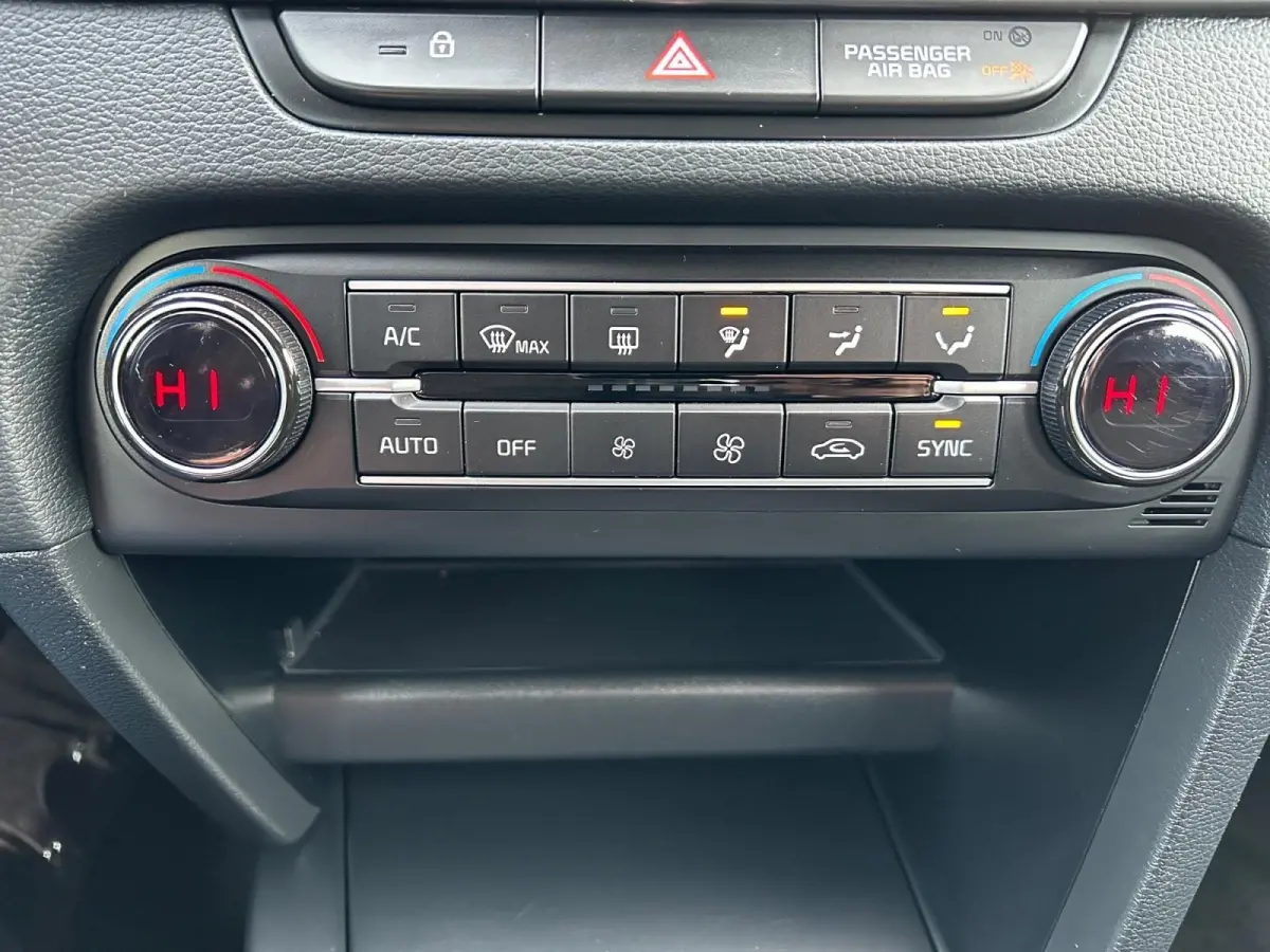 1.5 T-GDi DynamicLine | All-Seasonbanden | Apple Carplay / Android Auto | Navigatiesysteem | Parkeersensoren Voor + Achter | Parkeercamera Achter | Licht + Regensensor | Cruise Control | Cli