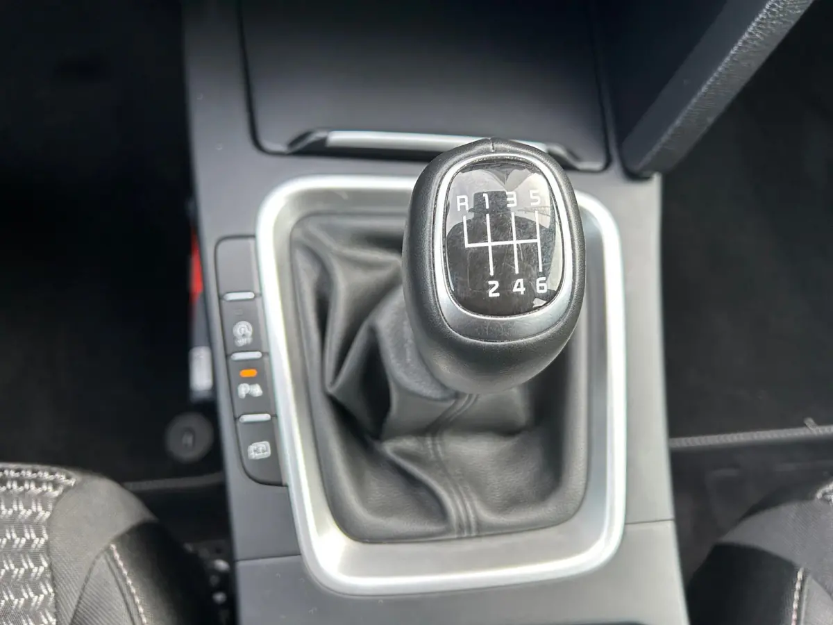1.5 T-GDi DynamicLine | All-Seasonbanden | Apple Carplay / Android Auto | Navigatiesysteem | Parkeersensoren Voor + Achter | Parkeercamera Achter | Licht + Regensensor | Cruise Control | Cli