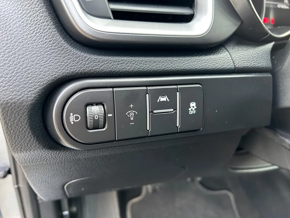 1.5 T-GDi DynamicLine | All-Seasonbanden | Apple Carplay / Android Auto | Navigatiesysteem | Parkeersensoren Voor + Achter | Parkeercamera Achter | Licht + Regensensor | Cruise Control | Cli