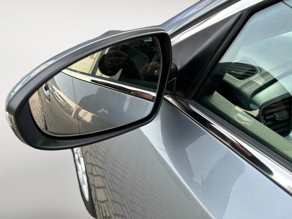 1.5 T-GDi DynamicLine | All-Seasonbanden | Apple Carplay / Android Auto | Navigatiesysteem | Parkeersensoren Voor + Achter | Parkeercamera Achter | Licht + Regensensor | Cruise Control | Cli