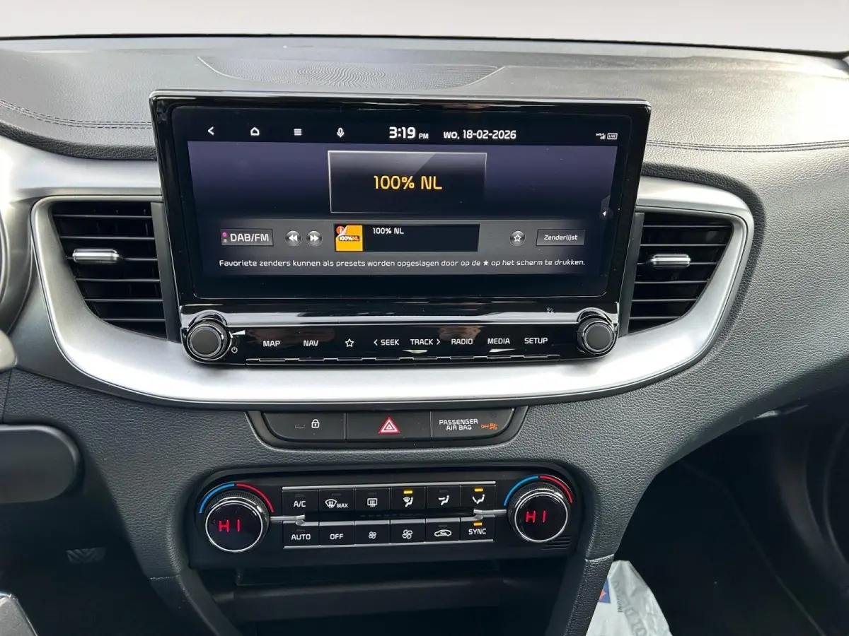 1.5 T-GDi DynamicLine | All-Seasonbanden | Apple Carplay / Android Auto | Navigatiesysteem | Parkeersensoren Voor + Achter | Parkeercamera Achter | Licht + Regensensor | Cruise Control | Cli