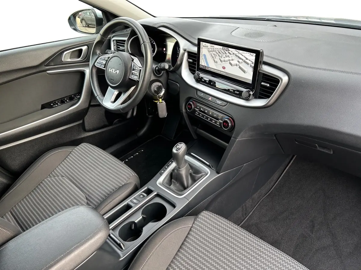1.5 T-GDi DynamicLine | All-Seasonbanden | Apple Carplay / Android Auto | Navigatiesysteem | Parkeersensoren Voor + Achter | Parkeercamera Achter | Licht + Regensensor | Cruise Control | Cli