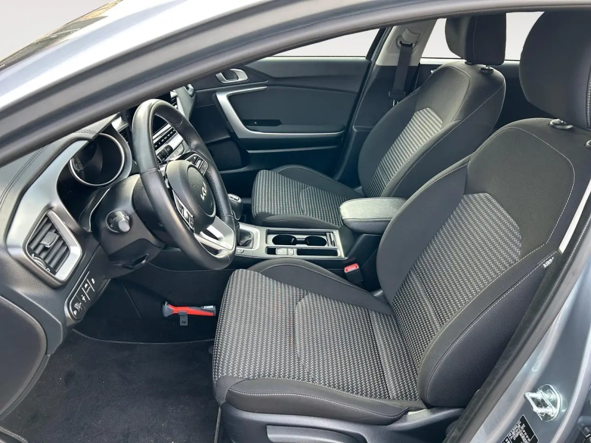 1.5 T-GDi DynamicLine | All-Seasonbanden | Apple Carplay / Android Auto | Navigatiesysteem | Parkeersensoren Voor + Achter | Parkeercamera Achter | Licht + Regensensor | Cruise Control | Cli