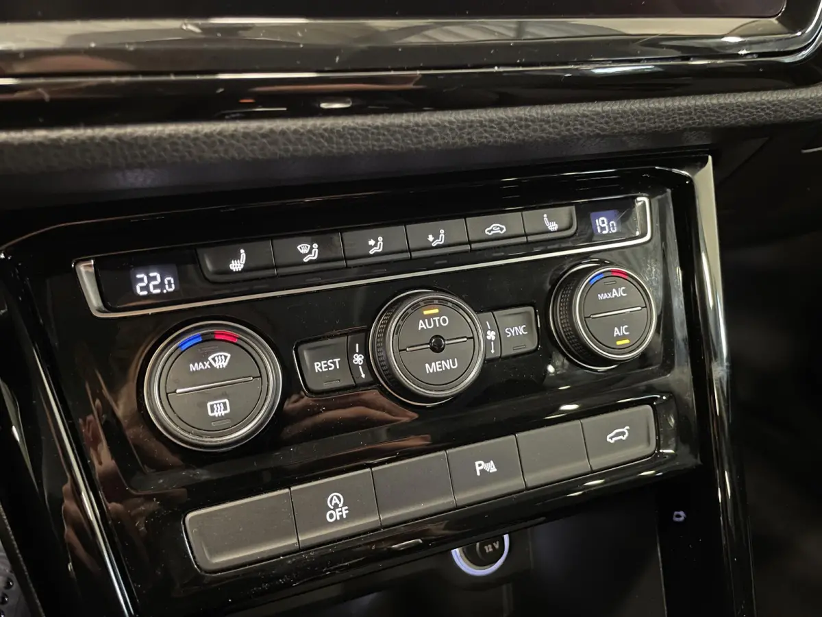 1.5 TSI DSG Highline Navigatie  Parkeersensoren Cruise Control  Blind Spot Assist  Stoelverwarming  ErgoActive stoelen  Climate Control