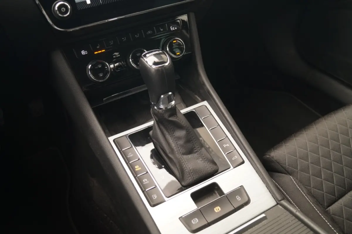 1.4 TSI iV PHEV Business Edition Plus -NAVI-ECC-