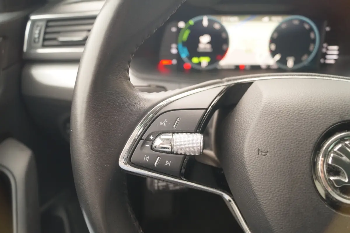 1.4 TSI iV PHEV Business Edition Plus -NAVI-ECC-