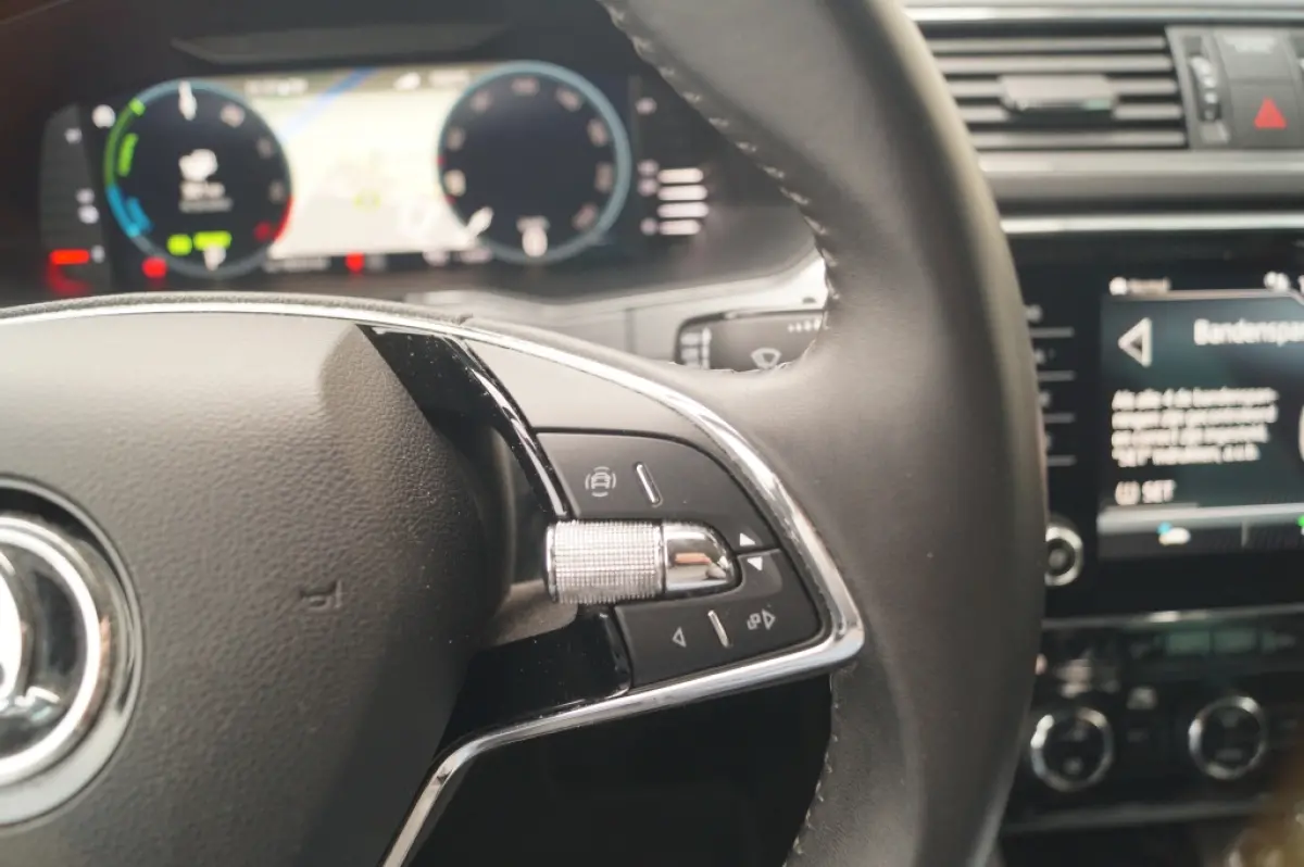 1.4 TSI iV PHEV Business Edition Plus -NAVI-ECC-