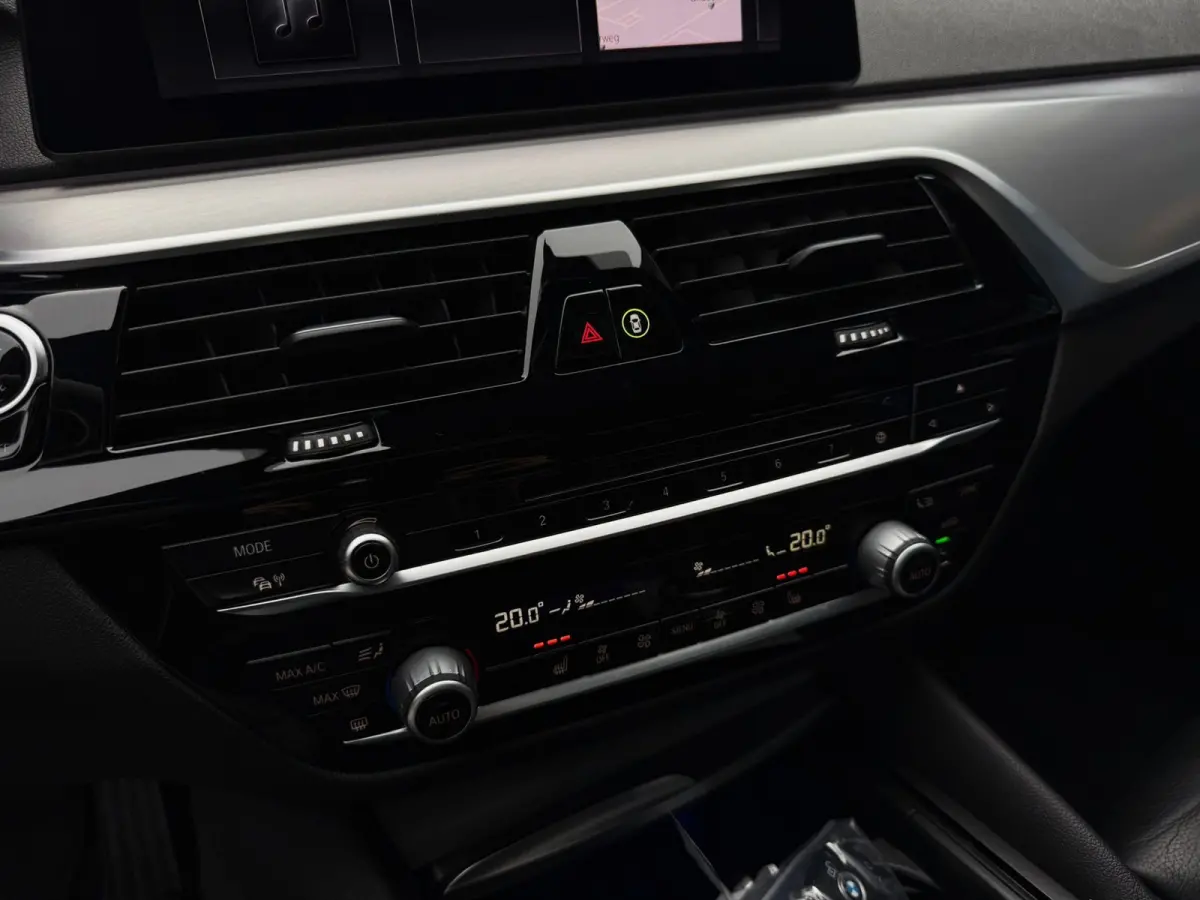 520i High Executive Edition 184PK|Virtual|PANO|Sportstoel|PDC|Prof Navi|Leder|Camera|Full Led|StoelVW|Memmory