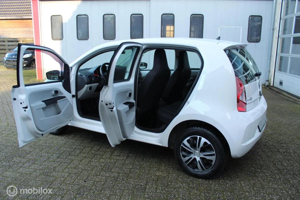 1.0-12V 5-DEURS Style Airconditioning Centrale Deurvergrendeling op Afstandsbed. Stuurbekrachtiging Elektrische Ramen In Hoogte Verstelbare Voorstoel STOELVERWARMING Radio/Cd/Aux 12Volt Aans