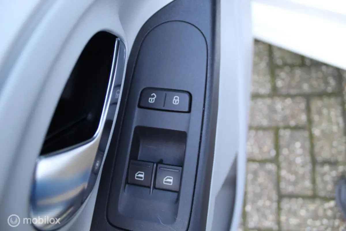 1.0-12V 5-DEURS Style Airconditioning Centrale Deurvergrendeling op Afstandsbed. Stuurbekrachtiging Elektrische Ramen In Hoogte Verstelbare Voorstoel STOELVERWARMING Radio/Cd/Aux 12Volt Aans