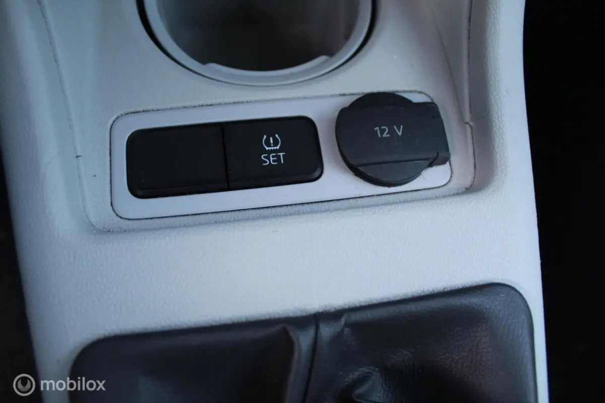 1.0-12V 5-DEURS Style Airconditioning Centrale Deurvergrendeling op Afstandsbed. Stuurbekrachtiging Elektrische Ramen In Hoogte Verstelbare Voorstoel STOELVERWARMING Radio/Cd/Aux 12Volt Aans
