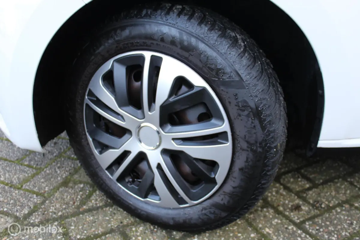 1.0-12V 5-DEURS Style Airconditioning Centrale Deurvergrendeling op Afstandsbed. Stuurbekrachtiging Elektrische Ramen In Hoogte Verstelbare Voorstoel STOELVERWARMING Radio/Cd/Aux 12Volt Aans