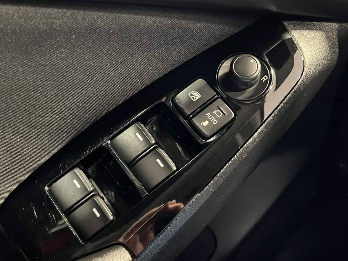 2.0 SkyActiv-G 120 SkyLease+ | LM Velgen 16" | Voorstoelen Verwarmd | Stuur Verwarmd | Cruise Control | Airco |