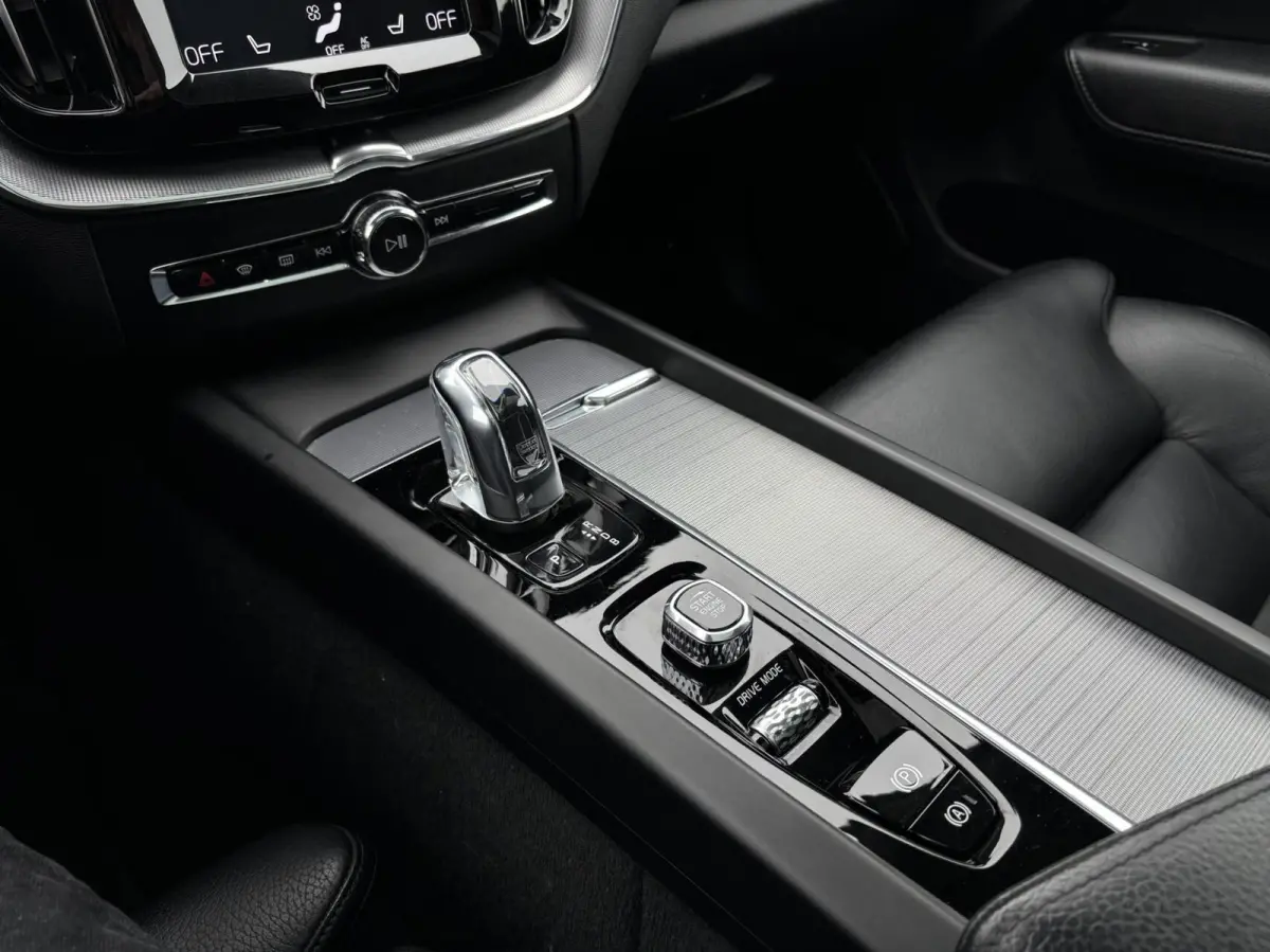 2.0 T8 Twin Engine AWD Inscription pano acc leder