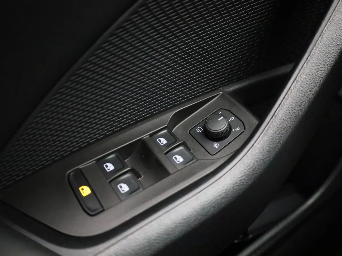 1.0 e-TSI Business Edition Plus | Automaat | Apple Carplay/Android Auto | Parkeersensoren | Cruise Control | Stoelverwarming | Sfeerverlichting |