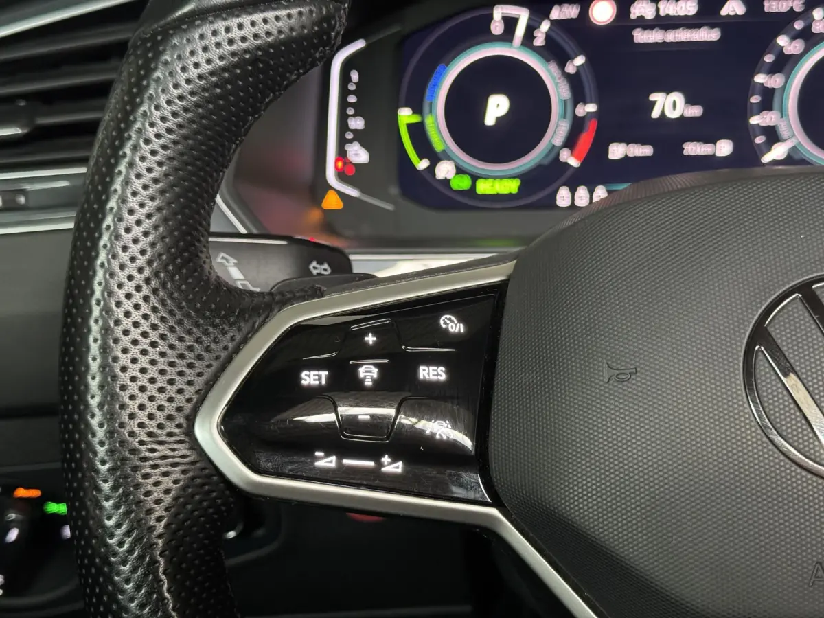 1.4 TSI eHybrid R-Line / Pano / 360 / Led /