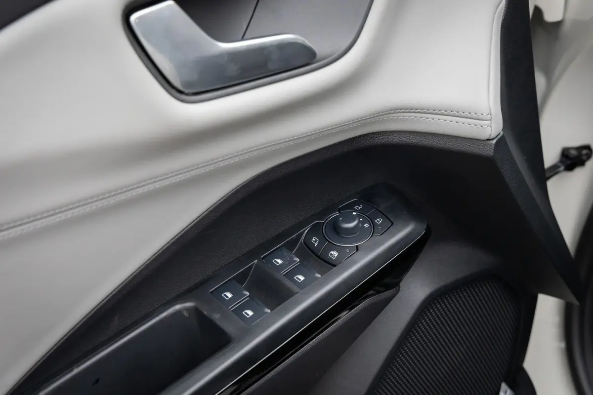 1.0 EcoBoost Sound Edition | High end B&O audio | Cruise adaptief | Matrix LED | Stuur/stoel/voorruit verwarming | Elektrisch bedienbare achterklep | Achteruitrijcamera | Afwijkende dakkleur