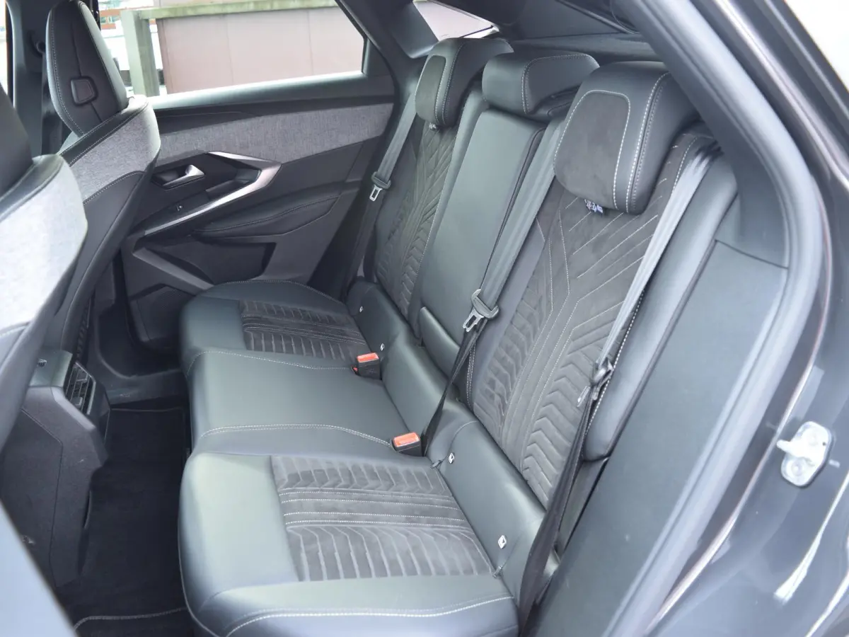 1.2 Hybrid 136 GT NAVIGATIE & CARPLAY | ACHTERUITRIJCAMERA MET SENSOREN | E.C.C. |