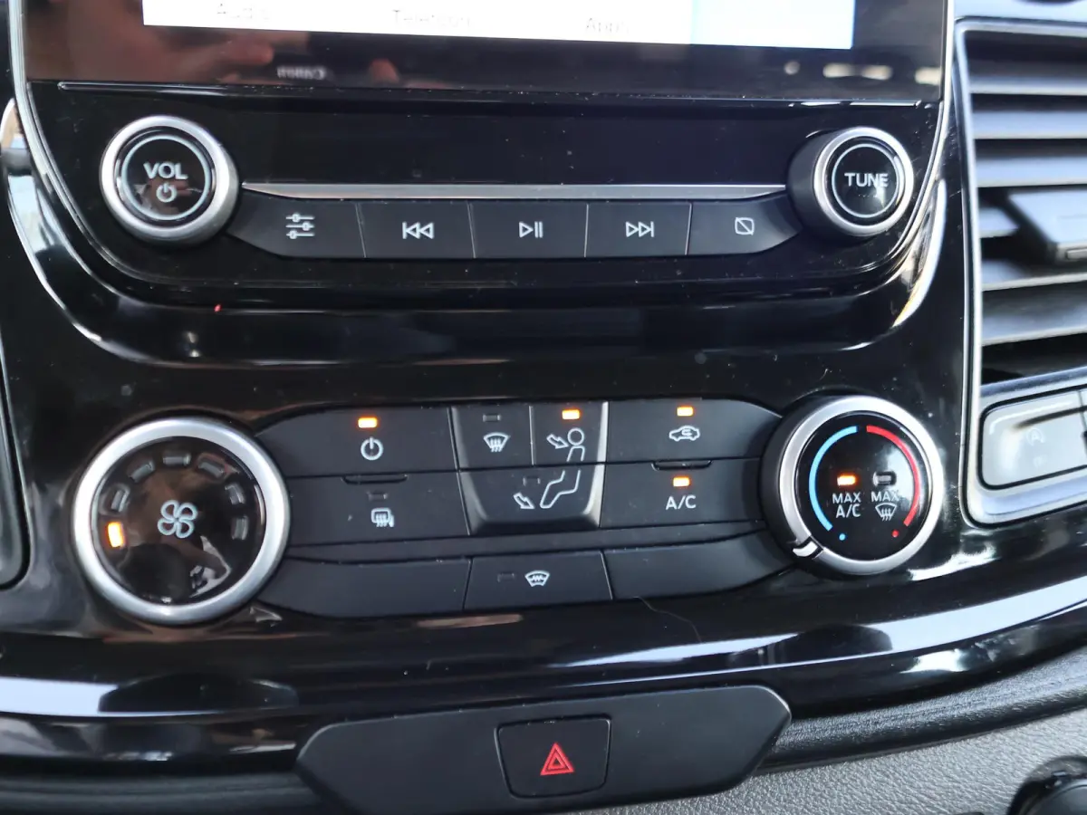 320 2.0 TDCI 130 PK TRAIL DUBBEL CABINE L2H1 6-PERS. + LEDER | RAPTOR GRILLE | CARPLAY | CAMERA | LMV