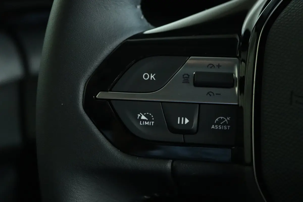 1.2 Hybrid 145 e-DCS6 Allure | Adapt. Cruise | 360 Camera | Navi | Carplay | LMV | LED | PDC | Climate