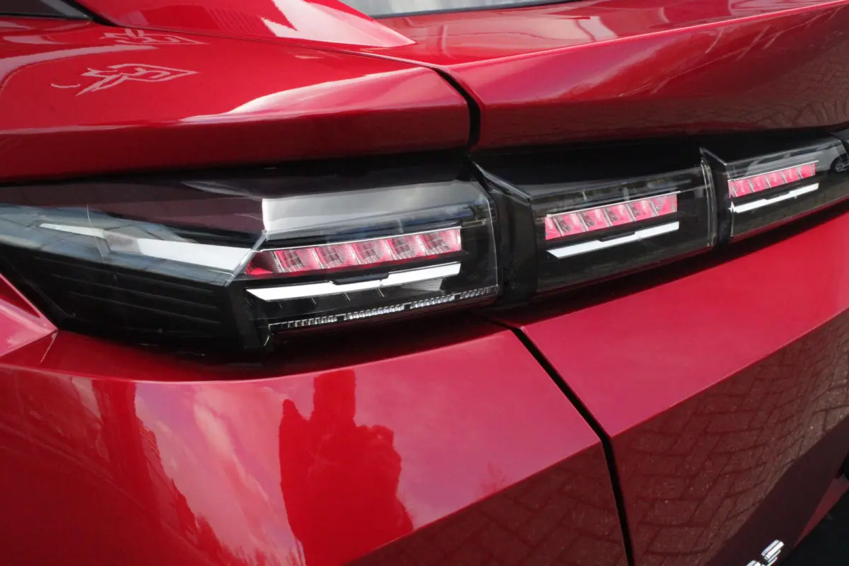 1.2 Hybrid 145PK ALLURE | ACHTERUITRIJ CAMERA | KEYLESS ENTRY/START | DRAADLOOS APPLE CARPLAY/ANDROID AUTO | DRAADLOOS TELEFOONLADEN | DAB+ RADIO | NAVIGATIE | ADAPTIVE CRUISE CONTROL | 19" 