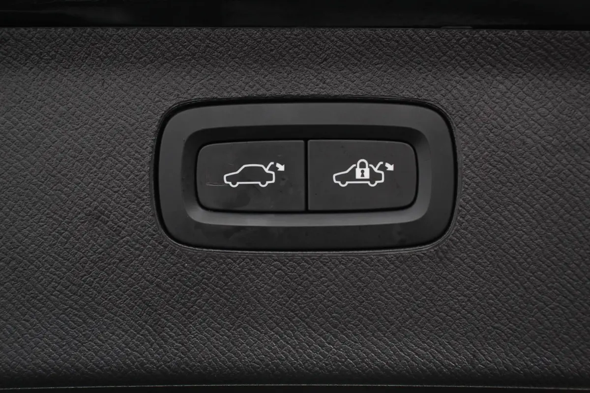 2.0 T8 Recharge AWD Inscription Expression Navigatie Apple Carplay/Android Auto Parkeersensoren Stoel- en stuurverwarming Adaptieve Cruise Control Virtual Cockpit Elektrisch inklapbare trekh
